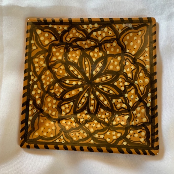 Set of 2 Beautiful Vintage Decorative Plates in Brown, Black and White! - Picture 4 of 5